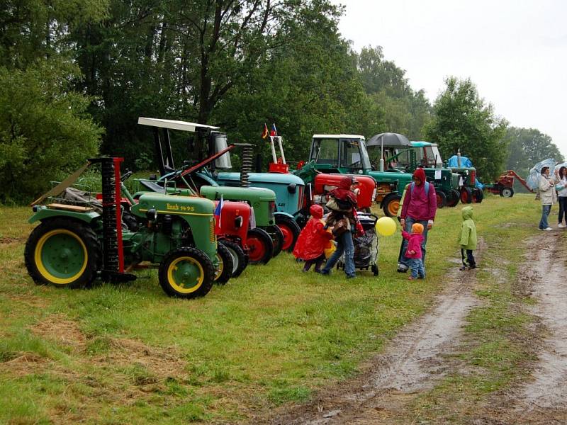 Součástí oslav Dne dětí ve Skalné byla i výstava historických traktorů