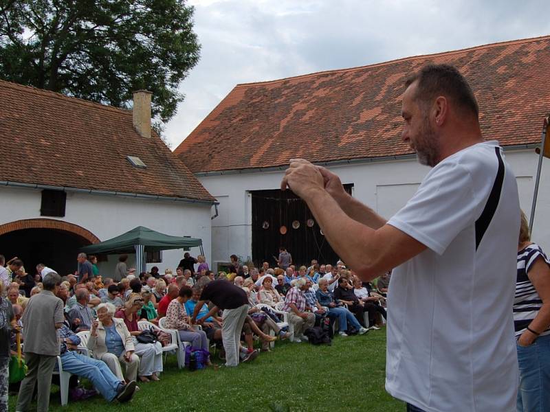 LETOŠNÍ KONCERTY HRNČÍŘSKÉHO SWINGU přilákaly podle Romana Wernera skoro tisícovku hostů. 