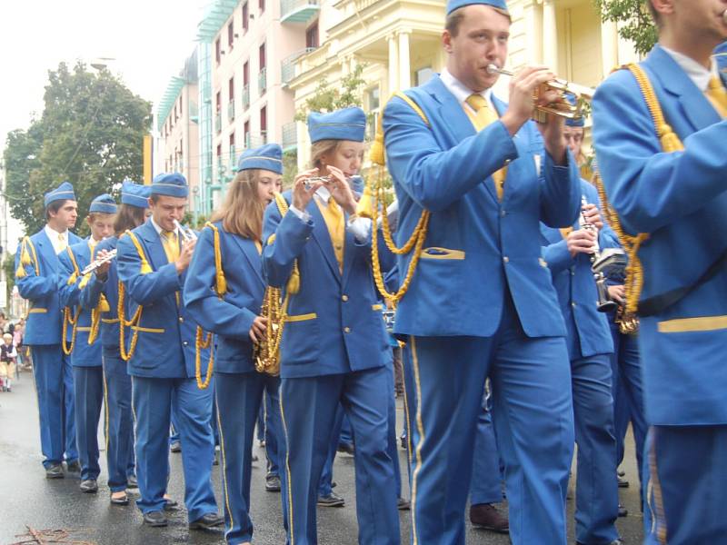 MARIÁNKY PATŘILY FOLKLORU. Mezinárodní folklorní festival Mariánský podzim se tradičně uskutečnil v Mariánských Lázních. Kromě vystoupení na kolonádě nebo v anglikánském kostele měli místní i hosté možnost spatřit krásu lidových krojů při průvodu městem. 