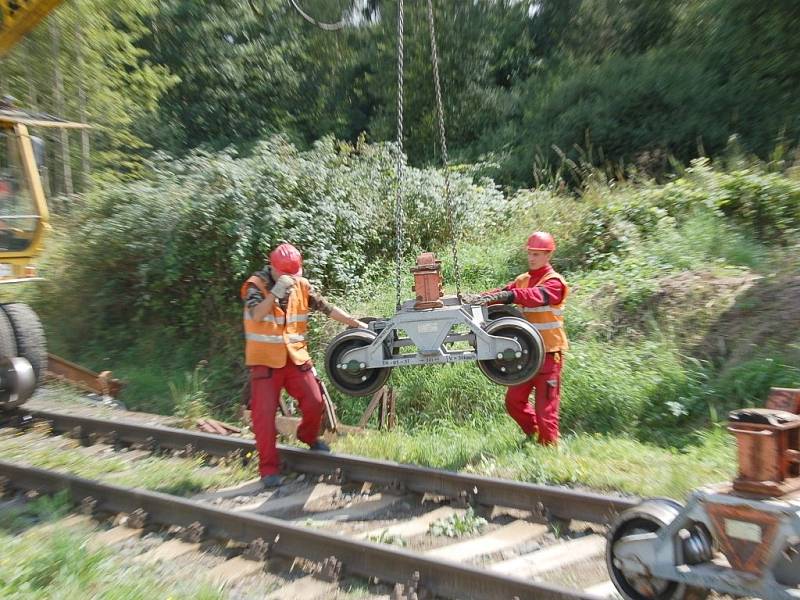 PRÁCE NA POSLEDNÍ ČÁSTI třetího tranzitního koridoru na trati Cheb Cheb státní hranice jsou v plném proudu. Stavebníci právě nyní připravují okolí kolem trati pro novou etapu. 