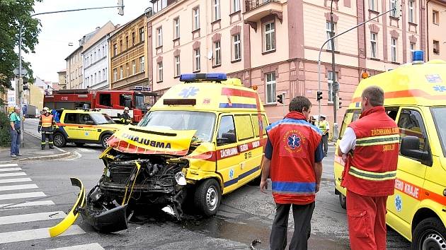 Tři lidi byli zraněni při dopolední dopravní nehodě na chebské křižovatce ulic Evropské a Valdštejnovy.
