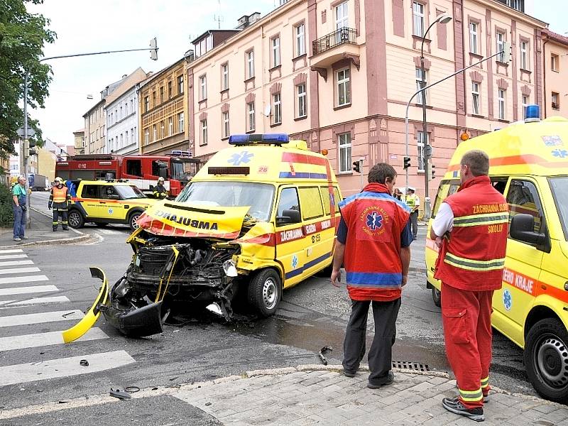 Tři lidi byli zraněni při dopolední dopravní nehodě na chebské křižovatce ulic Evropské a Valdštejnovy.