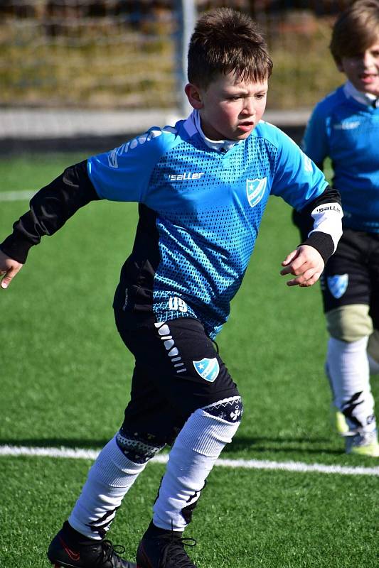 FK Hvězda Cheb se zapojuje do pomoci Ukrajině po svém. Už nyní totiž probíhají tréninky, kde trénuji mladí ukrajinští hráči. Zapojit se mohou kluci i holky všech věkových kategorií, které Hvězda provozuje.