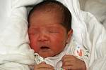 KRISTÍNA HOANG se narodila v úterý 10. listopadu v jedenáct hodin. Na svět přišla s váhou 3240 gramů a mírou 49 centimetrů. Sedmiletá Marcelka a tatínek Nguyen se těší, až budou mít maminku Hoang a malou Kristínku doma v Chebu.