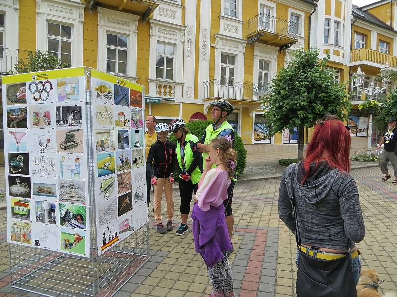 Přes osm stovek vtipů bylo týden vidět na Národní třídě ve Františkových Lázních. Konal se tu totiž pátý ročník Mezinárodního festivalu kresleného humoru.