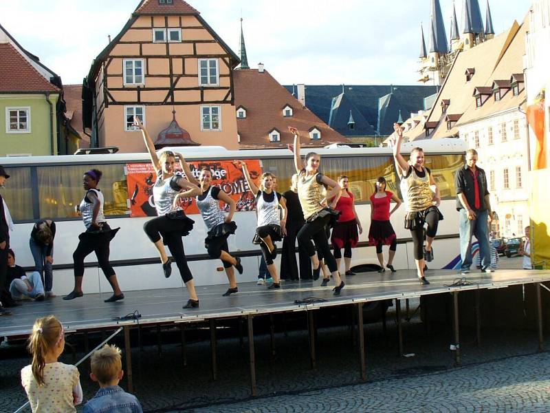 Ukázky tance na chebském náměstí Krále Jiřího z Poděbrad