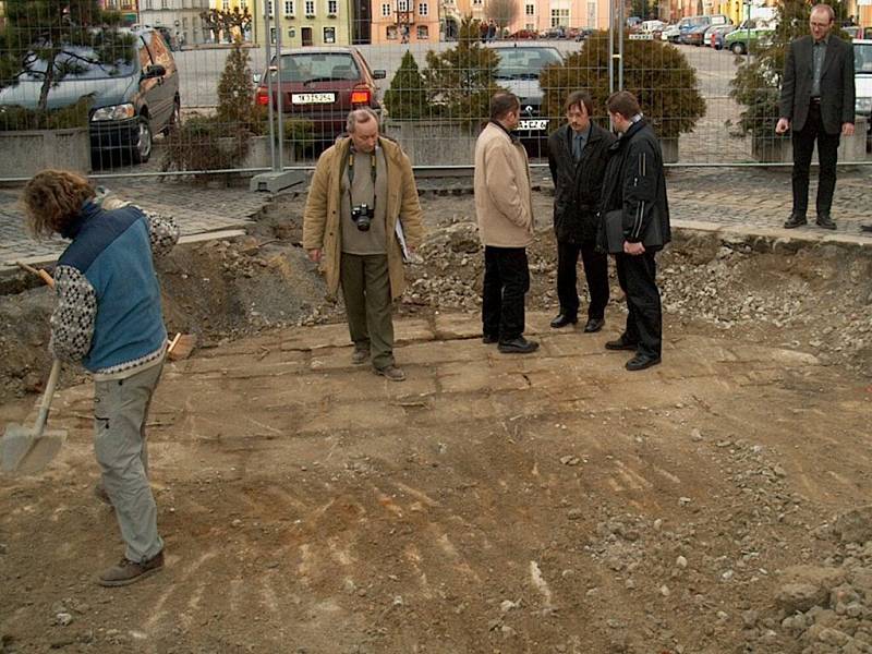 Archeologové zkoumají původní kamenné dno kašny