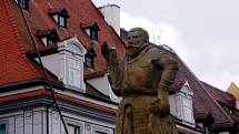 Vandalové poničili sochu Rolanda na kašně v horní části chebského náměstí Krále Jiřího z Poděbrad