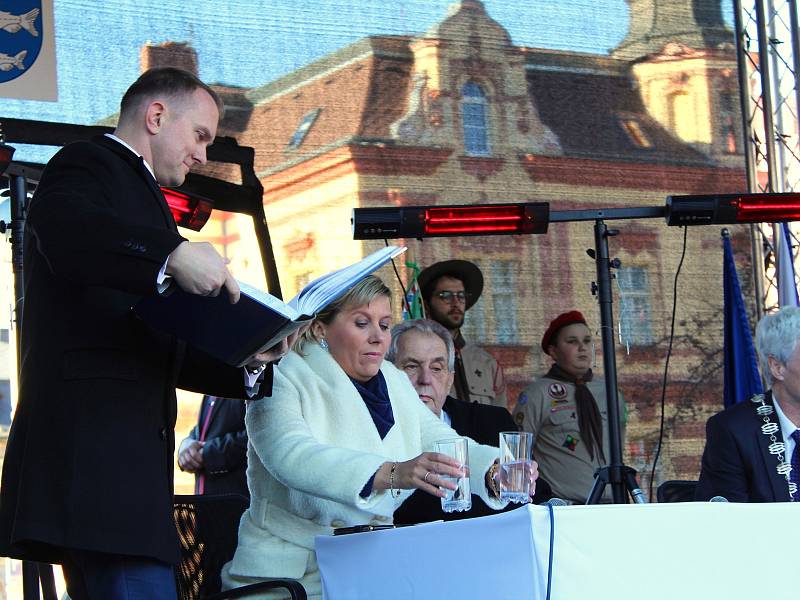 Miloš Zeman se už podruhé setkal s občany města Aše.  Nyní na zdejším Poštovním náměstí.