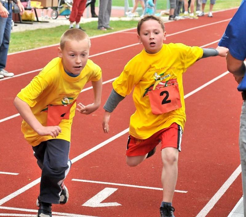 Na hřišti základní školy ve Františkových Lázních se běžela Maratonská štafeta.