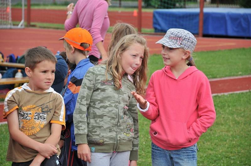 Na hřišti základní školy ve Františkových Lázních se běžela Maratonská štafeta.