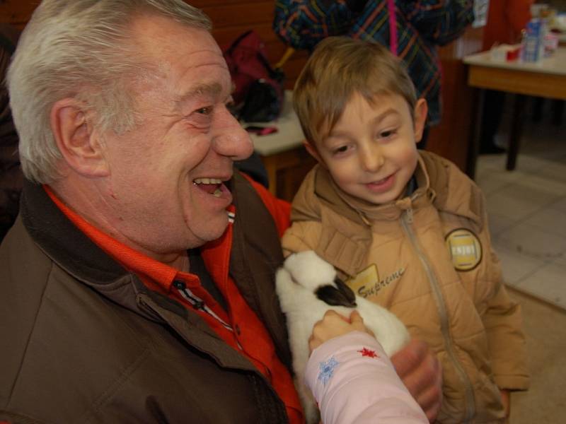 Na výstavu zvířat v německém Hohenbergu zavítaly děti z Domu dětí a mládeže Sova v Chebu.