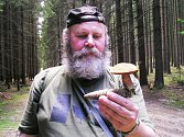 HOUBY. Zkušený chebský mykolog Pavel Syřiště zná i ty druhy hub, které jiným lidem zůstávají neznámé. Ostatní by měli sbírat jen to, co opravdu dobře znají. 