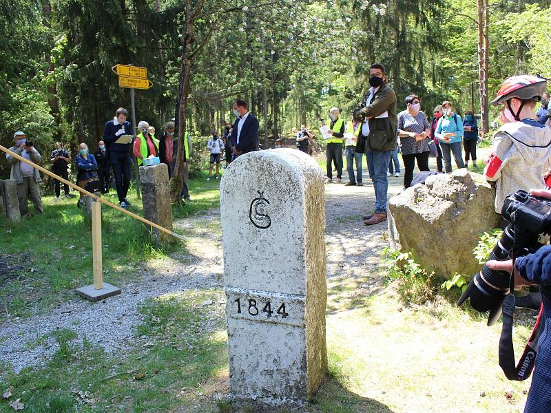 Zhruba stovka lidí dorazila na česko-německé hranice mezi Libou a Selbem. Protestovali proti dlouhodobému uzavření hranic, které podle iniciátorů už postrádá smysl.