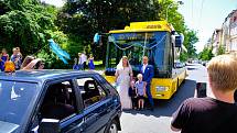 Svatebně nazdobený trolejbus vezl novomanžele Mariánskými Lázněmi