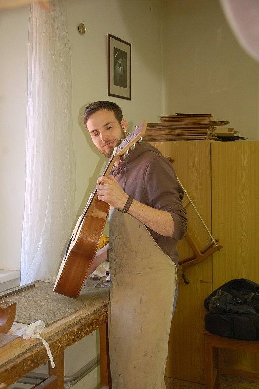 Celkem osm zájemců z Čech, Ameriky a Slovenska se zúčastnilo jedinečného kurzu  stavby hudebních nástrojů.