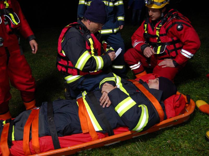 FIGURANTI, kterých se účastnilo taktického cvičení na čtyři desítky, zažili také noční převoz přes přehradu Jesenice.