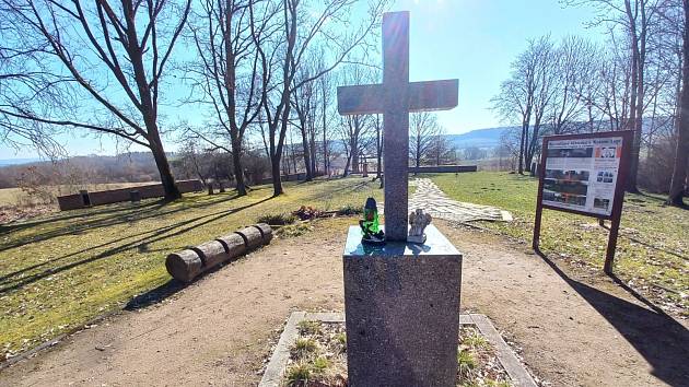 Obec Krásná Lípa připomíná dnes už jen hřbitov s lavičkami.