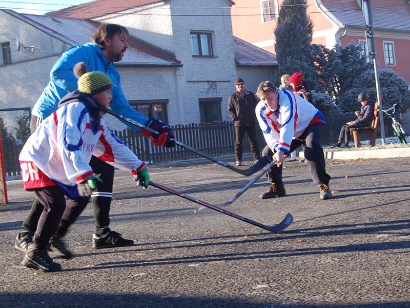 HOKEJ nesmí na silvestra v Milíkově chybět. 