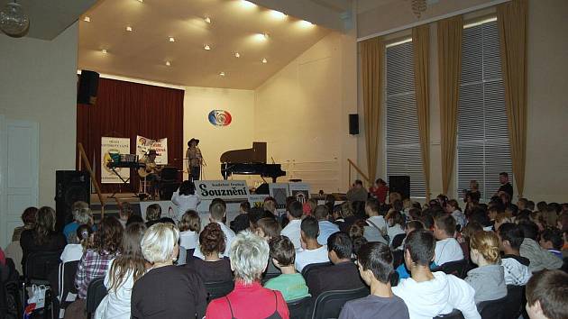 Dvoudenní mezinárodní hudební festival zdravotně postižených Souznění odstartoval v sále chebské základní školy v Hradební ulici.