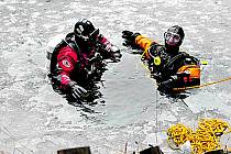 KLUB SPORTOVNÍHO POTÁPĚNÍ KAJMAN CHEB provozuje také další zimní aktivity. Například potápění pod ledem. Na snímku v mrazivé vodě je vlevo vidět Jan Letalík a Ladislav Račák. 