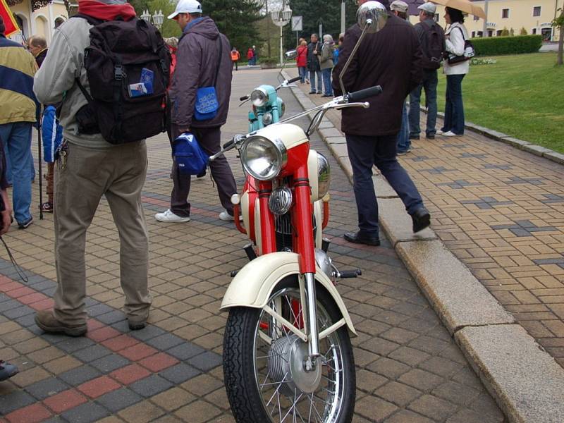 Nablýskané plechové miláčky předvedli majitelé historických automobilů a motocyklů ve Františkových Lázních.