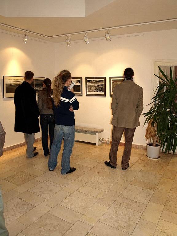 Slavnostní vernisáží začala v chebské galerii G4 výstava karlovarského fotografa Stanislava Koženého