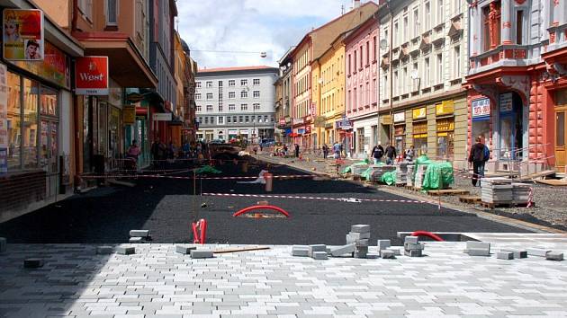 Na začátku chebské pěší zóny je už vidět, jak bude nová dlažba vypadat