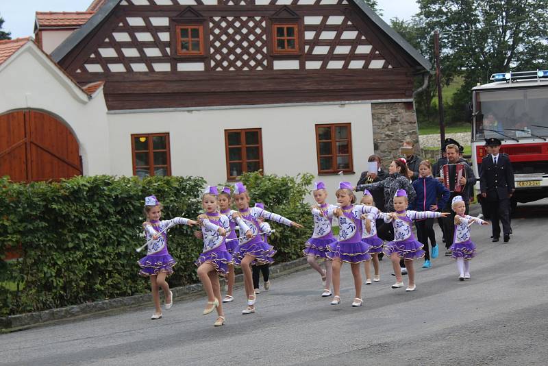 „VÍTEJ, MAZLÍKU.“ Milíkovští dobráci přivítali novou cisternu. K ní navíc dostali od obce i prapor.