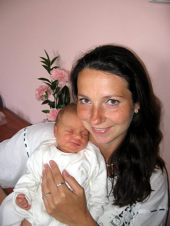 Haně a Milanovi Luhanovým z Mariánských Lázní se 21. dubna v 11.14 hod. narodila ve FN v Plzni dcera Daniela (3,28 kg/51 cm). Největší radost z narození Daniely má její šestiletý bráška Honzík, který si moc přál mít sestřičku.