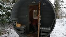 Otužilci střídali ponor v ledové vodě s pobytem v rozpálené mobilní sauně