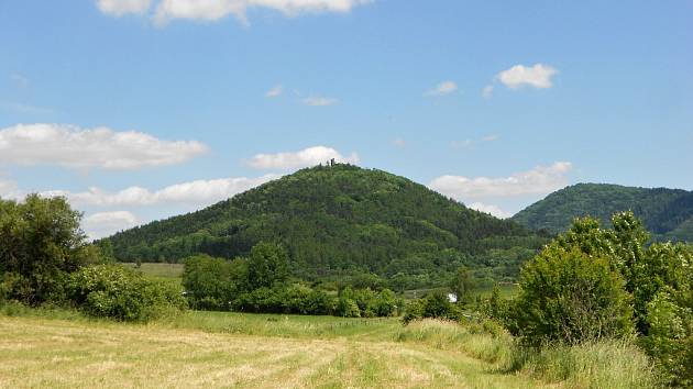 JEDNOU z významných součástí Doupovských hor je vrch Šumná nedaleko Klášterce nad Ohří. Na jeho vrcholu se nachází zřícenina hradu stejného názvu. Je to poslední sopka, která v Doupovských horách vznikla.