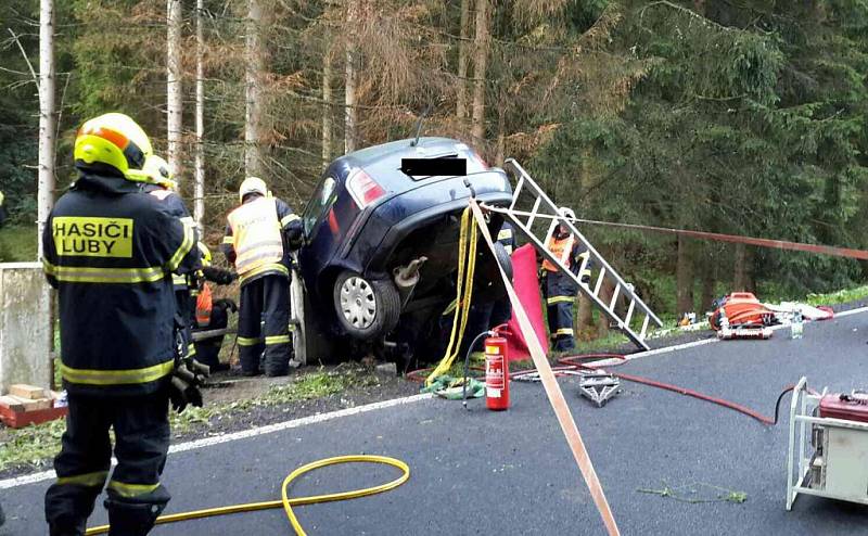 Tragická nehoda v Lubech. Řidič narazil s autem do betonového můstku a zraněním na místě podlehl