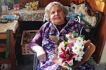 Volební komise si na chvilku odskočila za svou 92letou seniorkou. Paní Tenglerová dostala od městského úřadu květinu.