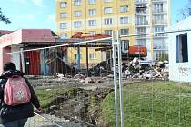 TĚŽKÁ TECHNIKA začala v pondělí bourat dva domy v chebské Májové ulici. Ty jsou již několik let prázdné. 