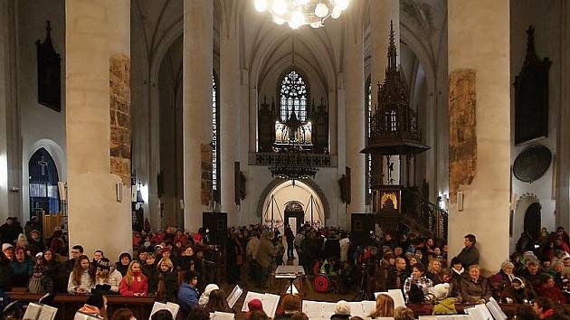 KOSTEL sv. Mikuláše v Chebu zaplnili lidé, kteří si přišli poslechnout tříkrálový koncert. Vystupujících bylo rekordní množství. 