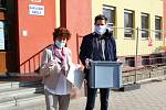 Na chebském sídlišti Hradčany vyrazila volební komise s přenosnou volební urnou za těmi, kteří nemohli do volební místnosti přijít.