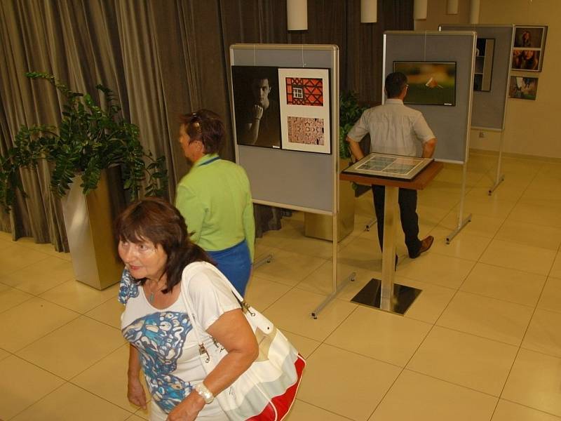 Desítkami fotografií od zahraničních studentů ožila část Kulturního centra Svoboda v Chebu.