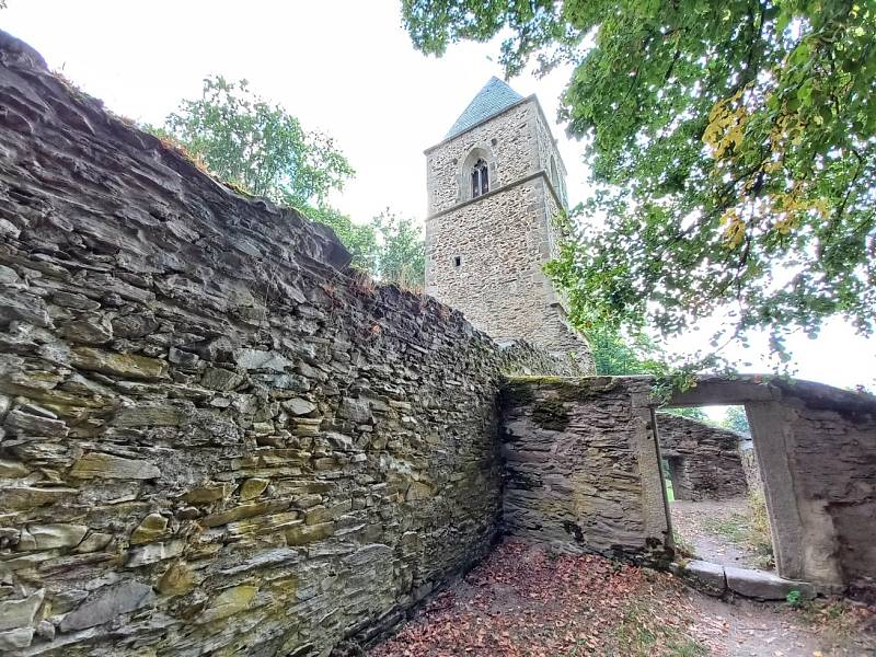 Zřícenina kostela Katharinenberg se nachází pouze 30 kilometrů od Chebu.