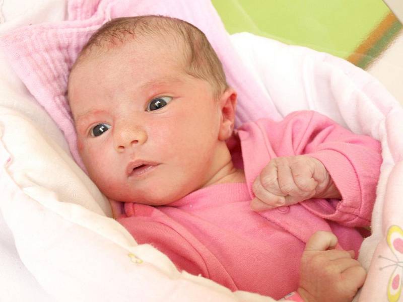 NATÁLIE MACHOVÁ se narodila v pátek 10. února ve 20.40 hodin. Při narození vážila 3450 gramů a měřila 50 centimetrů.  Doma v Chebu se z malé Natálky se těší sourozenci Dominik s Amálkou, maminka Lenka a tatínek Jarda.