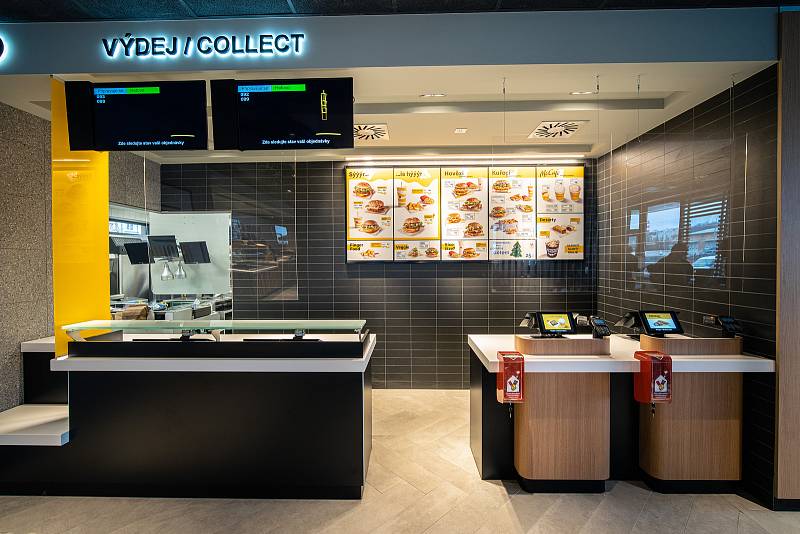 V centru Chebu se v pátek 17. prosince otevřely dveře restaurace McDonald’s. Ta nabízí 90 míst k  sezení uvnitř padesát osm míst na zahrádce, moderní interiér, digitální objednávkové kiosky i objednávky z auta - McDrive.