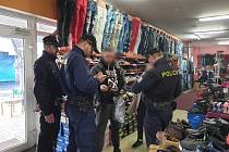 Během kontrol na asijských tržnicích zamířili policisté i na kontroly obchodů se zbožím.