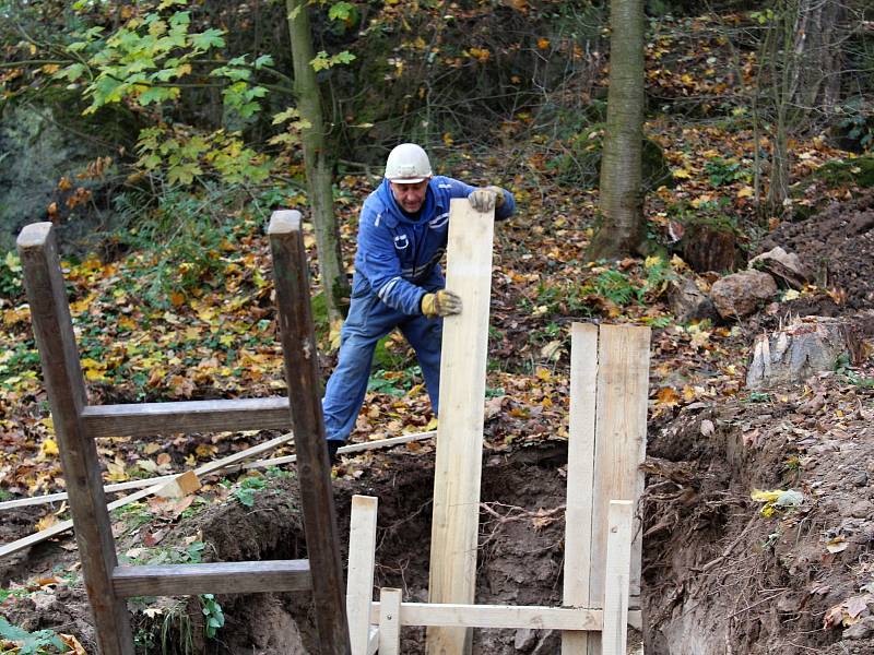 Lžíce malého bagru se opět zakousla do země u vyhaslé sopky Komorní hůrka u Chebu. Vědci tady tak otevřeli další pomocný zářez, který sahá až do hloubky šesti metrů.