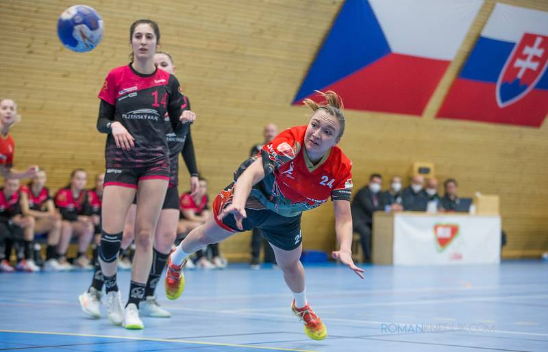 Házenkářky Lázní Kynžvart porazily v interlize na domácí palubovce DHC Plzeň 37:22.