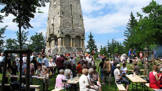 Setkání turistů u Bismarckovy věže na Zelené hoře u Chebu