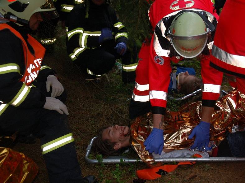 DESÍTKY ZRANĚNÝCH museli zachránit hasiči a zdravotníci z havarovaného vlaku u Studánky u Aše, kde se uskutečnilo cvičení složek integrovaného záchranného systému.