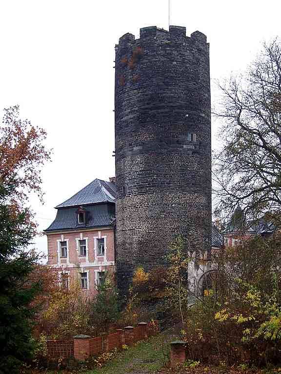Věž hradu ve Starém Hroznatově na podzim roku 2006