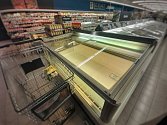 V některých supermarketech je situace tak vyhrocená, že zákazníci dostávají nedostatkové zboží na příděl.