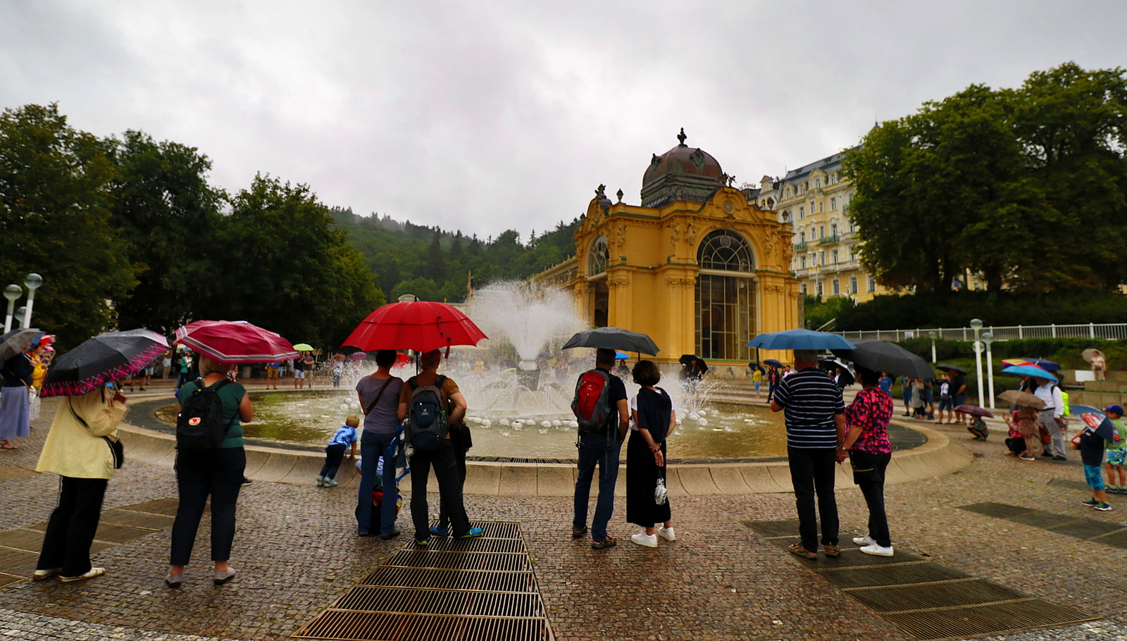 OBRAZEM: Fontána v Mariánských Lázních v obležení deštníků, vzácný pohled -  Chebský deník