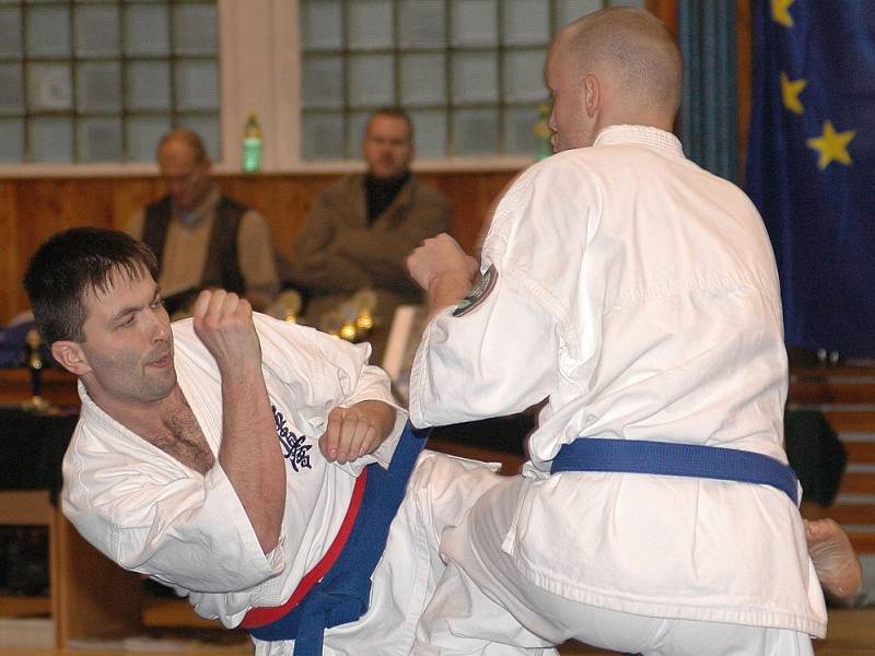 František Čadek (vpravo) ze Shinkyokushinkai karate Fr. Lázně postoupil jen do druhého kola.